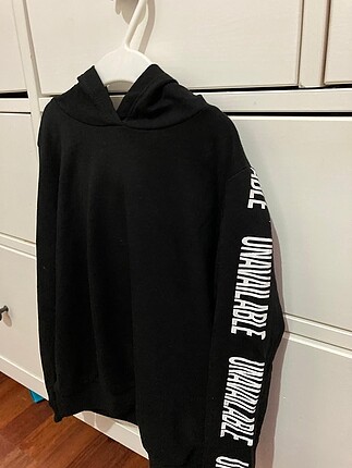 Siyah kapşonlu sweatshirt