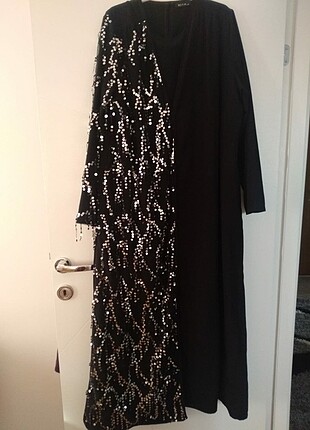 Pullu bir kere kullanılmış şık abaya