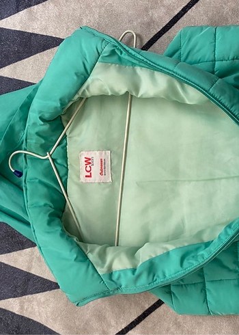 Kız Çocuk Turkuaz Kapüşonlu Fermuarlı Yelek - Görsel 2