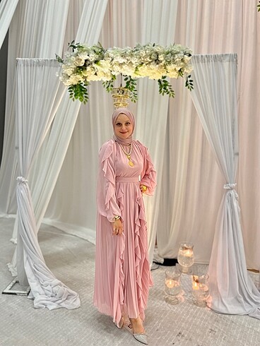 Pembe elbisen