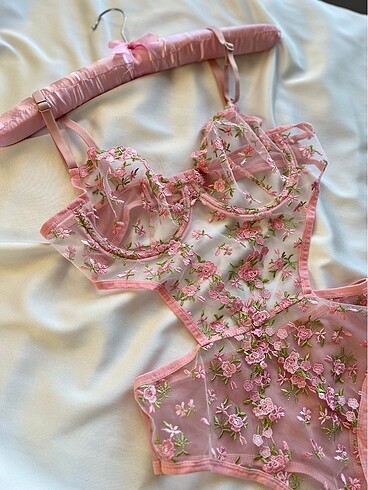Çiçekli bodysuit