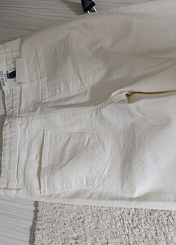 Etiketli beyaz bayan pantolon  - Görsel 2