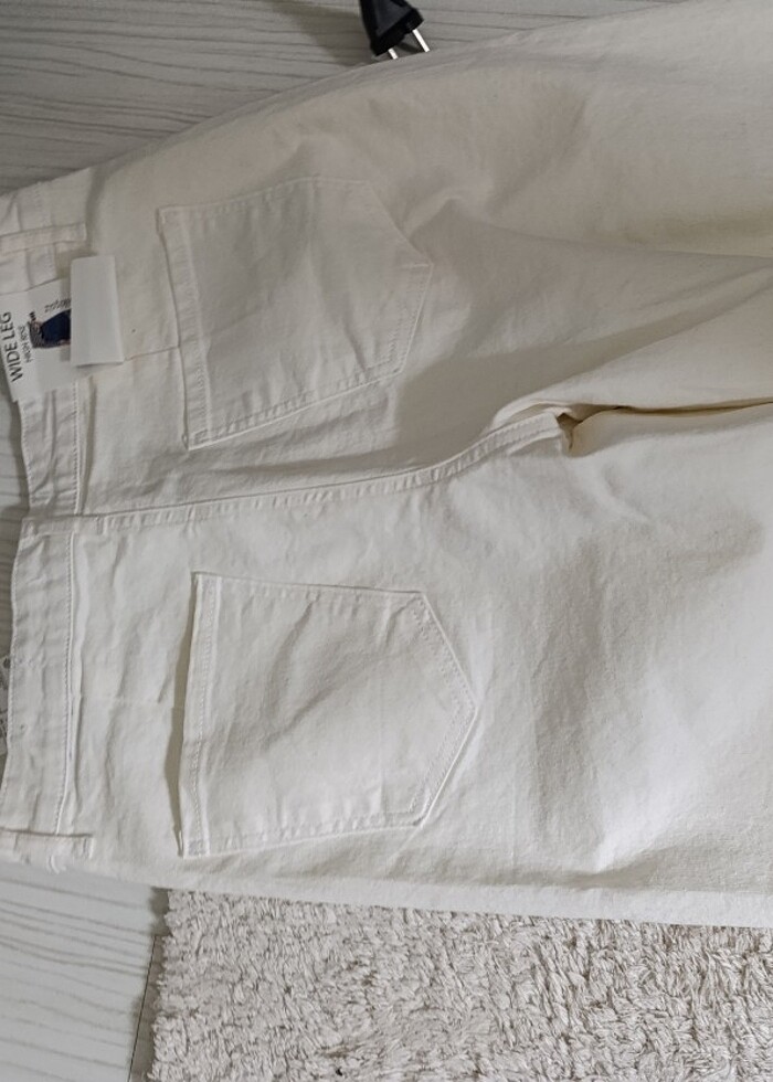 Etiketli beyaz bayan pantolon  - Görsel 2