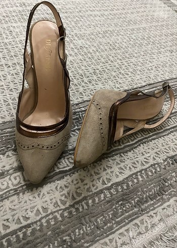 Divarese Bej Süet Stiletto Topuklu Kadın Ayakkabı