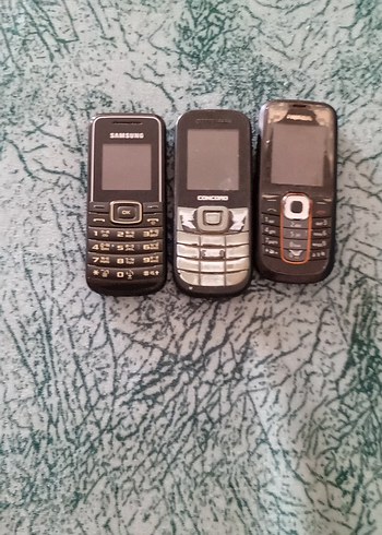 Üç Adet Siyah ve Gri Basit Cep Telefonu parça niyetine koydum