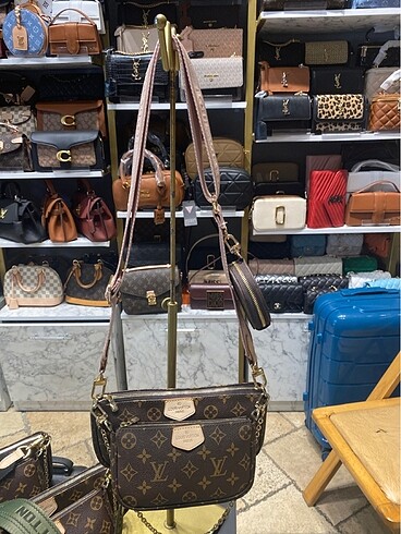 Louis Vuitton Askı renk seçeneğiyle