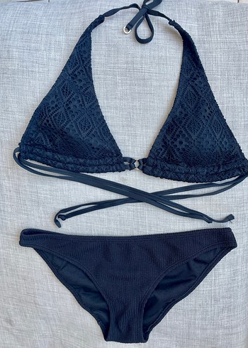 V yaka siyah bikini
