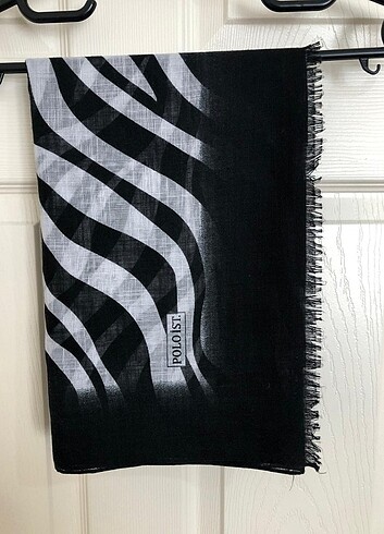 Siyah beyaz desenli şal - Görsel 2