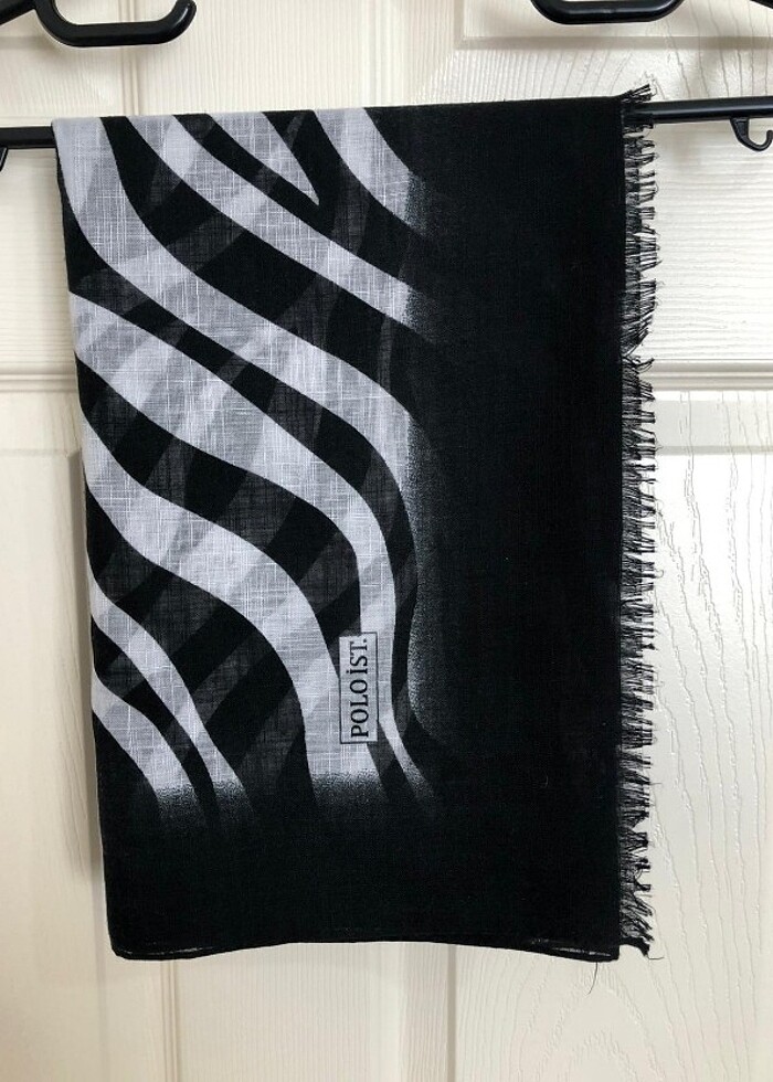 Siyah beyaz desenli şal - Görsel 2