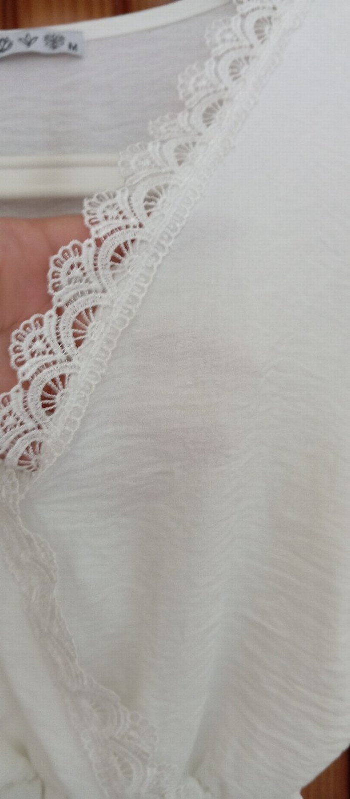 Dantel Detaylı Beyaz V Yakalı Keten Bluz - Görsel 2