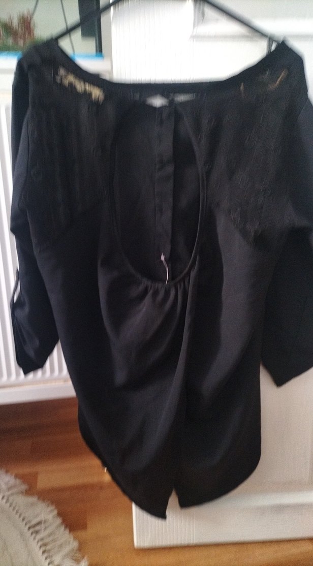 Dantel Detaylı Siyah V Yaka Gömlek - Görsel 3