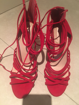 Kırmızı bagcıklı ayakkabı