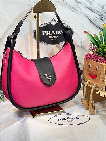 Prada kol çantası
