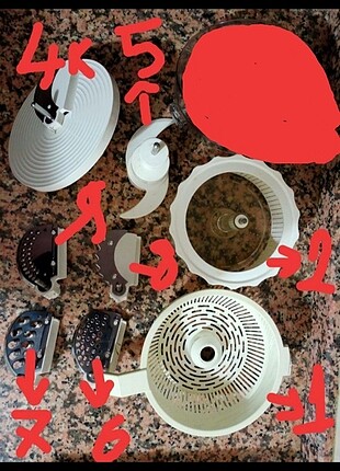 Gövdede ve robot parçaları birinde çatlak var ama hepsi çalışıyo