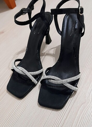 Zara Taşlı ince topuklu ayakkabı