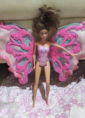 Kelebek Kanatlı Barbie Bebek