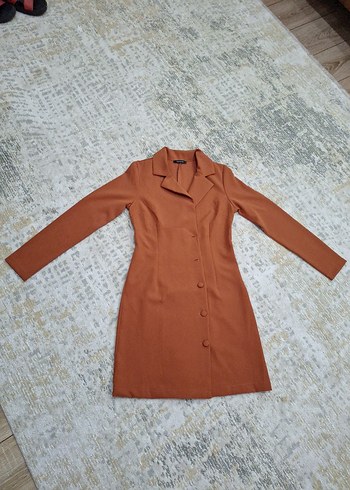 Düğmel elbise