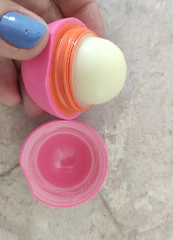 Beden EOS strawberry peach lip balm
