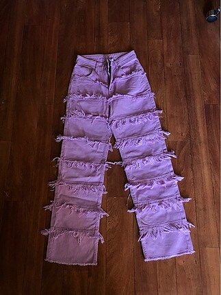 pembe püsküllü pantolon