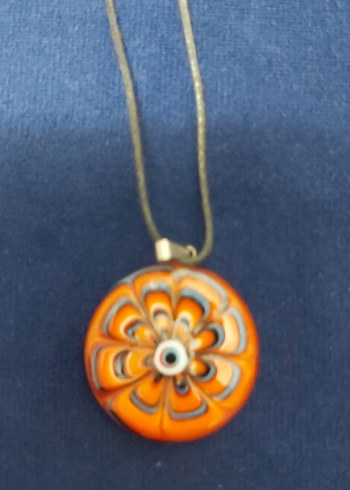 Turuncu Çiçek Desenli Uzun Boncuklu Kolye - Görsel 2