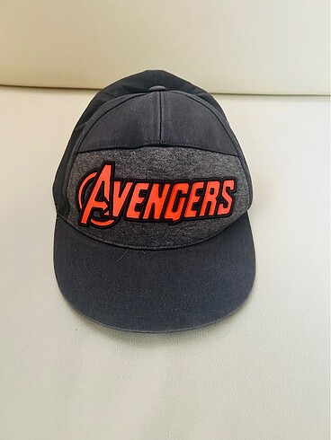 Adidas / Avengers şapka.