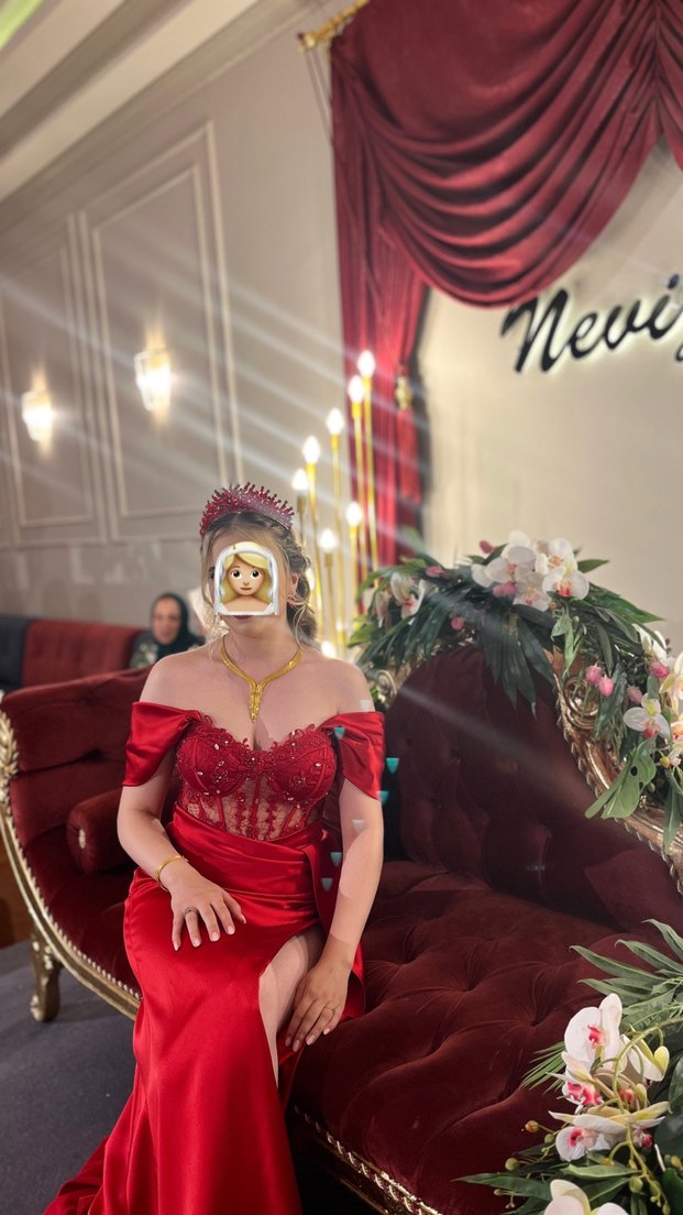 Uzun Parlak Kırmızı Kına Elbisesi - Görsel 3