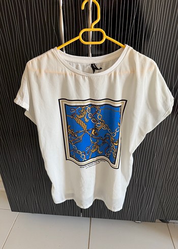 Zincir Detaylı Beyaz Baskılı Kadın Tişört
