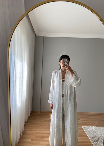 Uzun Beyaz Kadın Sabahlık - Görsel 2