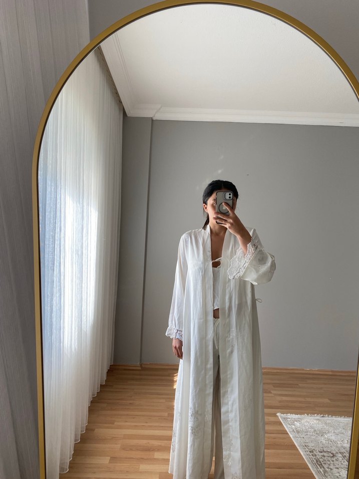 Uzun Beyaz Kadın Sabahlık - Görsel 2