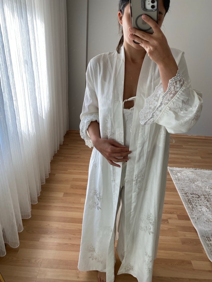 Uzun Beyaz Kadın Sabahlık - Görsel 3