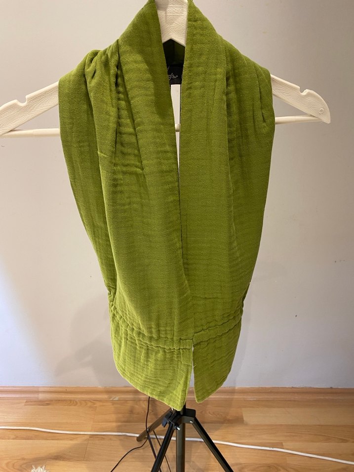 Sırtı açık yeşil keten bluz - Görsel 3