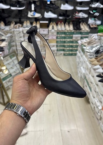 Zara Siyah Yılan Desenli Bağcıklı Stiletto