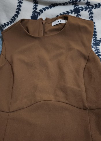 V Yaka Kahverengi Midi Elbise - Görsel 2