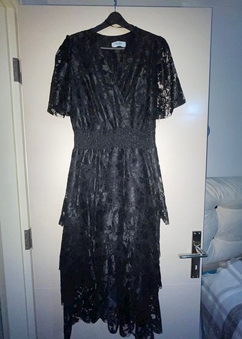 Siyah Dantel İşlemeli Uzun V Yaka Elbise - Görsel 2