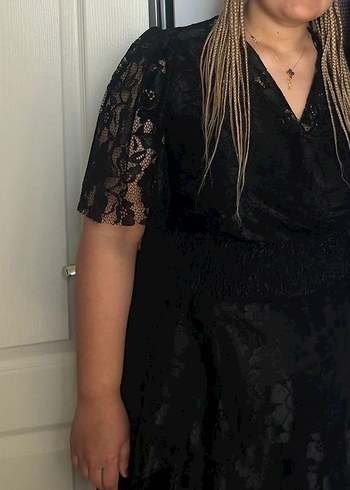 Siyah Dantel İşlemeli Uzun V Yaka Elbise - Görsel 3