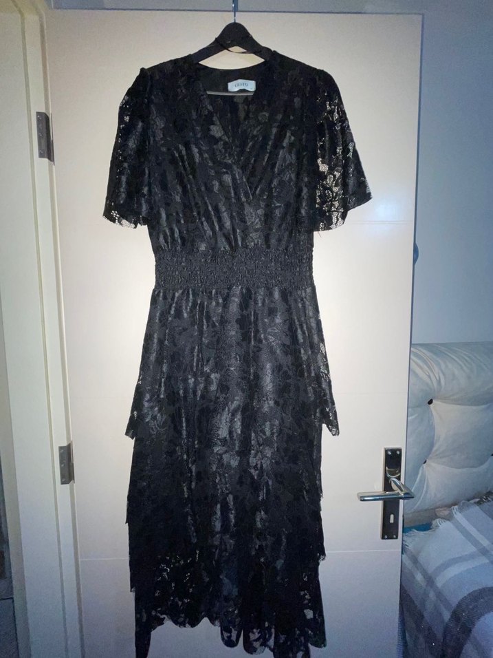 Siyah Dantel İşlemeli Uzun V Yaka Elbise - Görsel 2