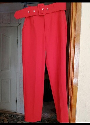 Fulla kırmızı kemerli pantolon