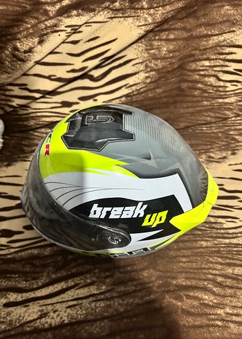 Sarı Renkli Baskılı Kemerli Motosiklet Kaskı