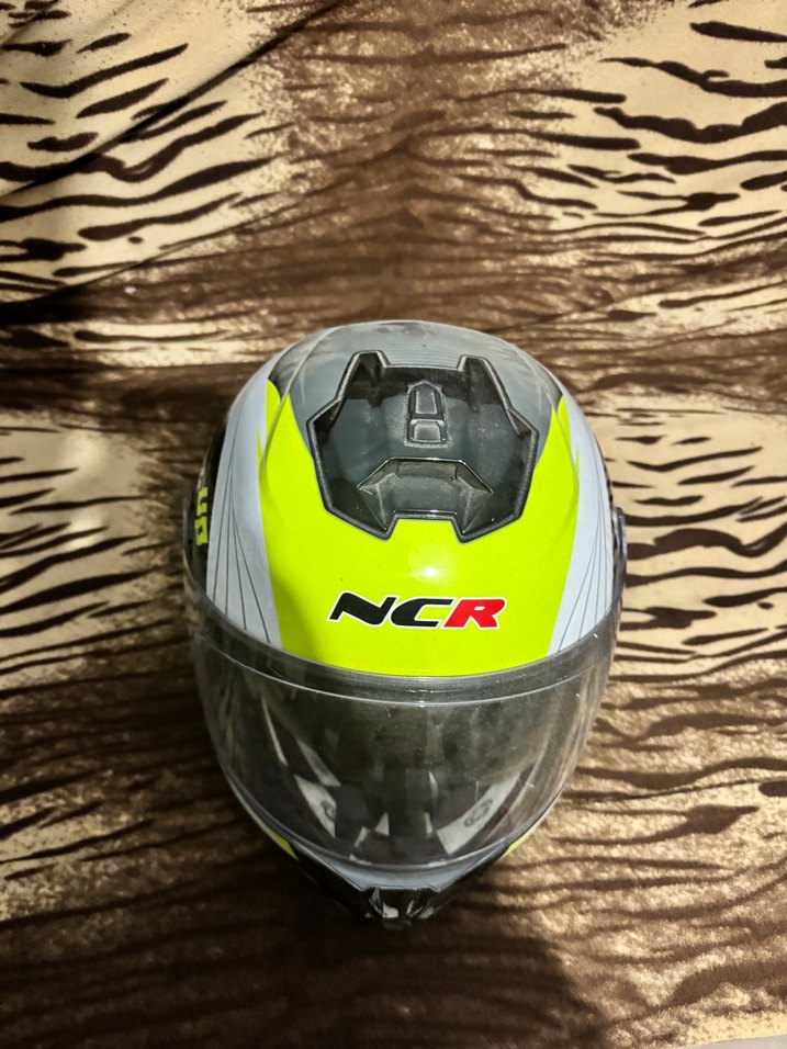 Sarı Renkli Baskılı Kemerli Motosiklet Kaskı - Görsel 2