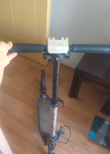 Beden Bej ve Gri Çocuk Scooter'ı
