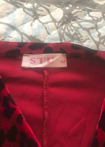 Kırmızı Desenli Uzun Kollu V Yaka Bluz - Görsel 2