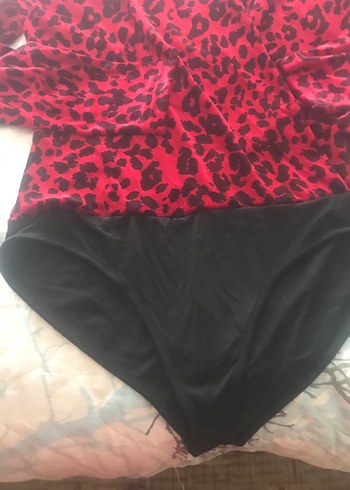 Kırmızı Desenli Uzun Kollu V Yaka Bluz - Görsel 3