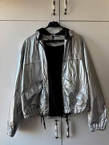 H&M MARKA PARLAK RENK YAĞMURLUK