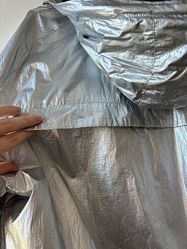 l Beden H&M MARKA PARLAK RENK YAĞMURLUK