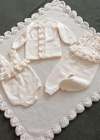 beyaz/krem süslemeli vintage bebek takımı