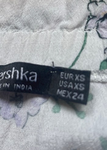 xs Beden çeşitli Renk Volanlı Kollu Çiçek Desenli Bershka Bluz