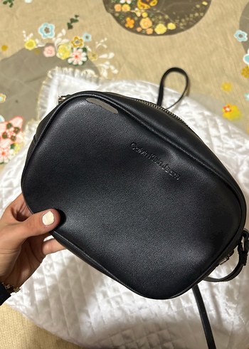 Calvin Klein Siyah Deri Kadın Çapraz Çanta - Görsel 3