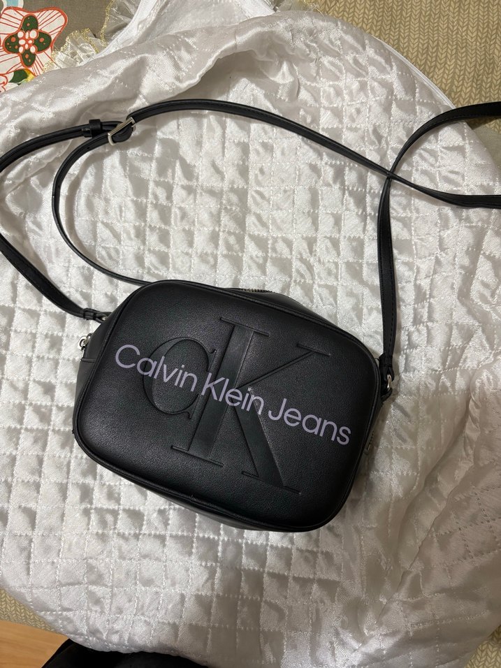 Calvin Klein Siyah Deri Kadın Çapraz Çanta - Görsel 2