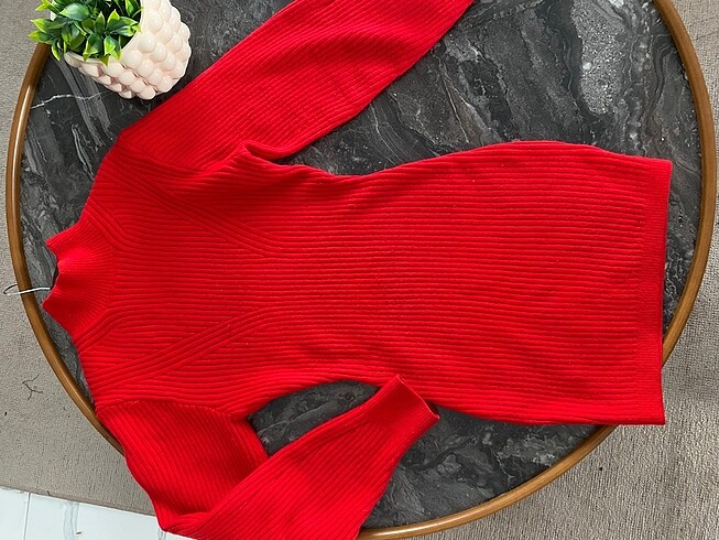 H&M viral elbisenin kırmızı rengi
