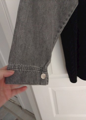 Gri Kollu Siyah Düğmeli Denim Ceket - Görsel 4